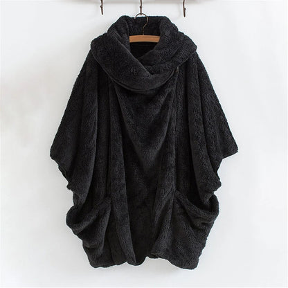 Schwarzer Fleece-Poncho mit Kapuze, kuschelig, warm, ideal für kalte Tage, modisch und bequem.