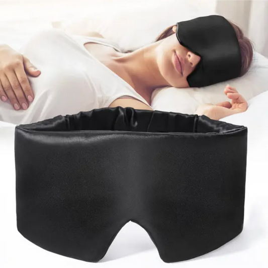Schwarze Schlafmaske aus Seide, ergonomisch, für besseren Schlaf, auf Frau liegend.