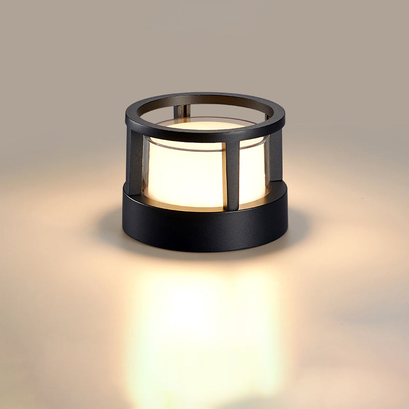Runde schwarze Leuchte mit offenem Ring als Oberseite, durch den der Diffusor sichtbar ist, warm leuchtend auf hellem Hintergrund. 9