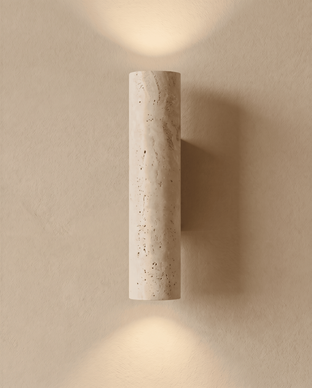 Eingeschaltete Wandlampe aus Travertin strahlt Licht nach oben und unten auf die Wand 2