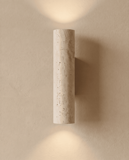 Eingeschaltete Wandlampe aus Travertin strahlt Licht nach oben und unten auf die Wand 2