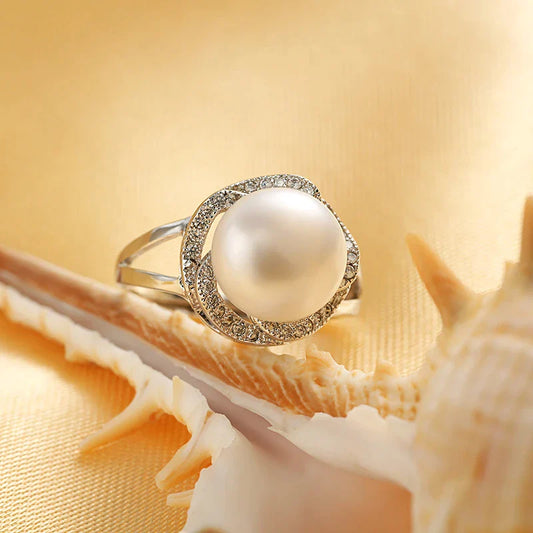 Silberring mit großer Perle und Zirkonia, eleganter Schmuck, Damenring, luxuriöses Design.