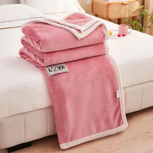 Rosa Kuscheldecke aus Fleece auf Bett, weiche Textur, dekorativ, gemütlich, Schlafzimmer.
