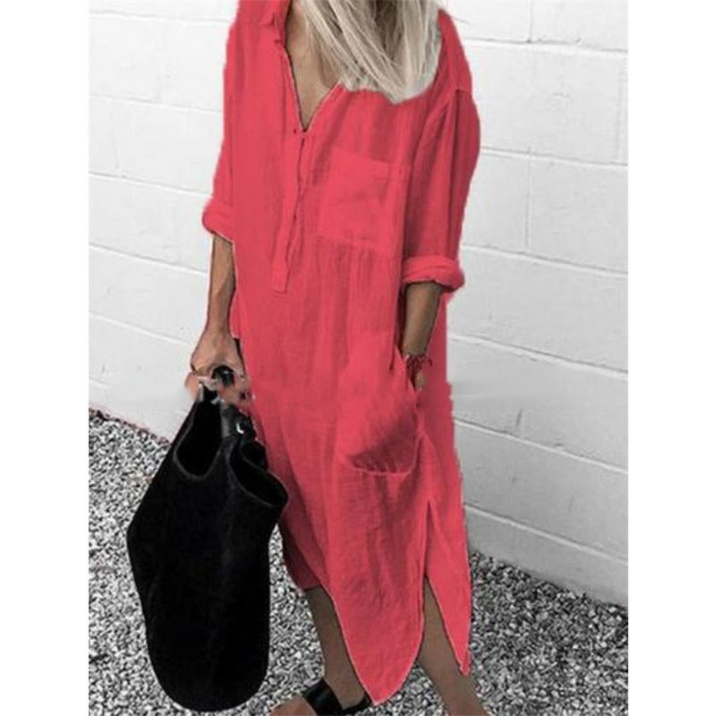 Frau in rotem Leinenkleid mit Taschen, hält schwarze Tasche, Sommermode, lässiger Stil.