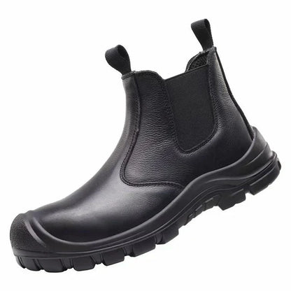 Schwarzer Lederstiefel mit Gummizug und Zuglaschen, freigestellt im schrägen Dreiviertelblick auf weißem Hintergrund 2