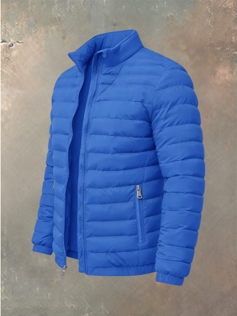 Königsblaue Steppjacke mit offenem Reißverschluss, Stehkragen und Reißverschlusstaschen, leicht seitlich fotografiert 1
