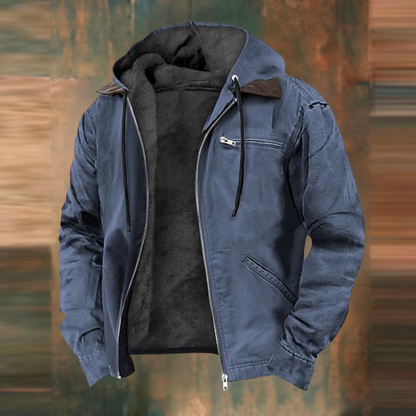 Die Jacke in Blaugrau, offen getragen gezeigt, mit dunklem Fleecefutter, Kapuzenkordeln und Reißverschlusstaschen. 3