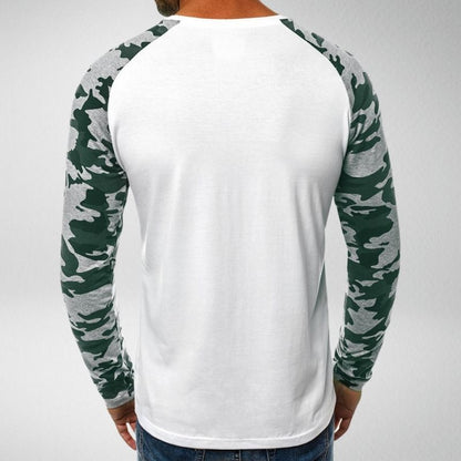 Männer Langarmshirt, weiß mit grünen Camouflage-Ärmeln, Baumwolle, Freizeitmode.