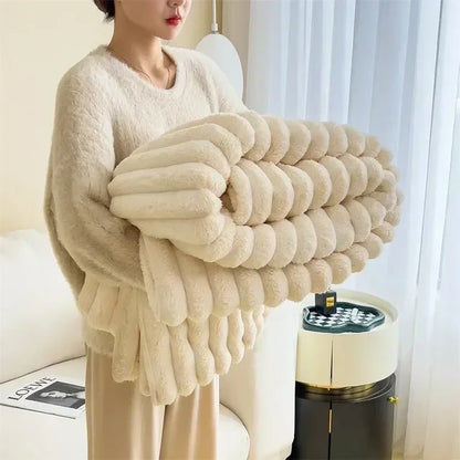 Flauschige beige Decke, dick und weich, ideal für gemütliche Wohnräume und kalte Wintertage.