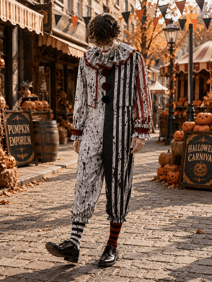 Das Clown-Kostüm im Gehen getragen, mit Rüschenkragen, Pompons, gestreiften Socken und schwarzen Schuhen vor herbstlicher Straßenkulisse. 4