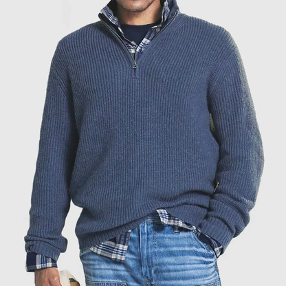 Blauer Herrenpullover mit Reißverschluss, Strick, lässig, über kariertem Hemd, modisch.