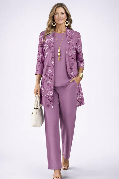 Model in Flieder mit floral bedrucktem Cardigan über passendem Top und weiter, einfarbiger Hose 4