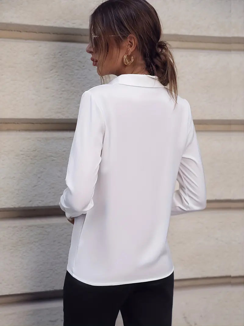 Frau in weißer Bluse, Rückansicht, elegantes Design, goldene Ohrringe, modisch, urbaner Stil.