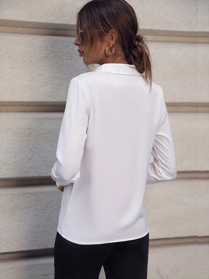 Frau in weißer Bluse, Rückansicht, elegantes Design, goldene Ohrringe, modisch, urbaner Stil.