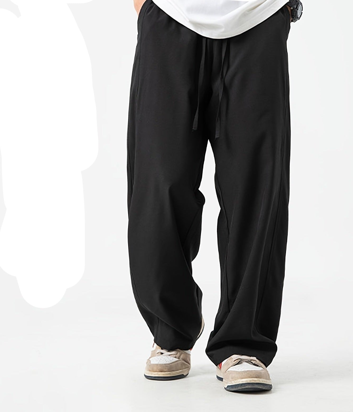 Schwarze Herren-Jogginghose, locker geschnitten, mit Kordelzug, aus Baumwolle.