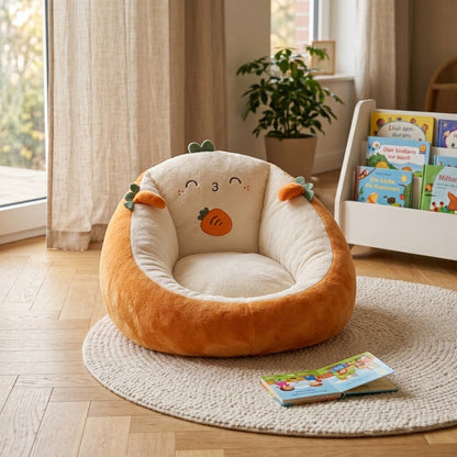 Orange-cremefarbener Plüsch-Sitzsack mit Karottenmotiv und Gesichtchen im Kinderzimmer, daneben ein aufgeschlagenes 1