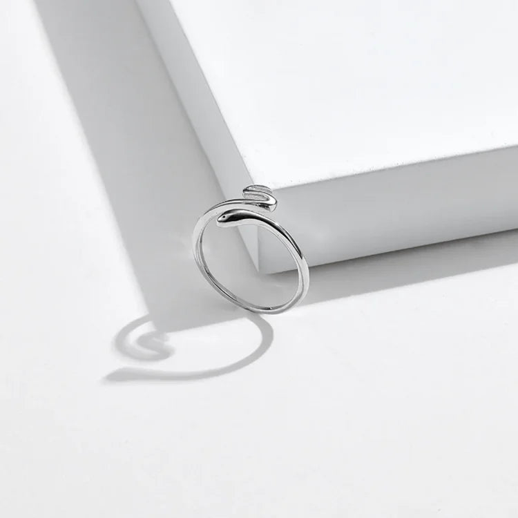 Silberner minimalistischer Ring, offenes Design, modern, Schmuck für Damen, elegantes Accessoire.