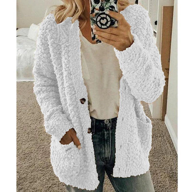 Frau in weißer Teddyjacke, lässig, modisch, Herbstmode, gemütlich, Damenbekleidung, Streetstyle