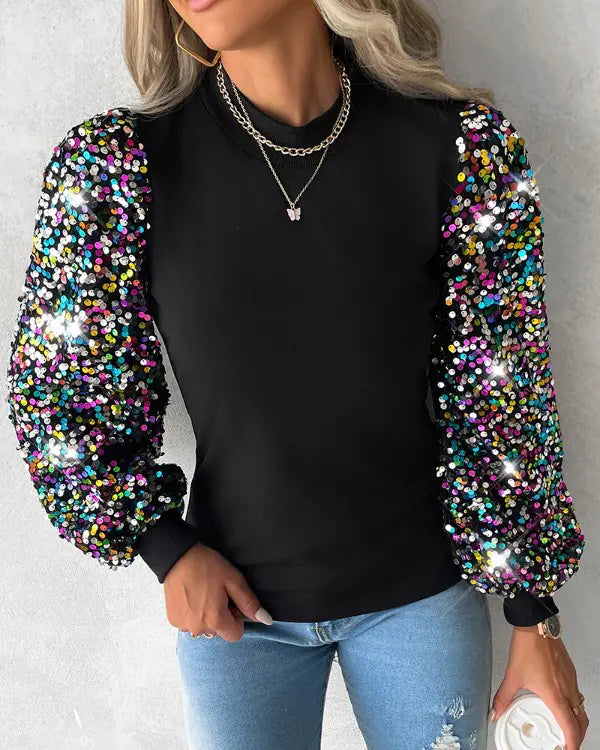 Frau in schwarzem Pullover mit bunten Paillettenärmeln, modisch, elegant, Freizeitkleidung.
