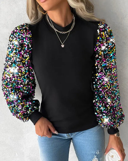 Frau in schwarzem Pullover mit bunten Paillettenärmeln, modisch, elegant, Freizeitkleidung.