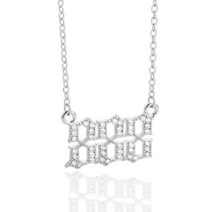 Silberne Halskette mit rechteckigem Anhänger, besetzt mit funkelnden Diamanten, elegantes Design.