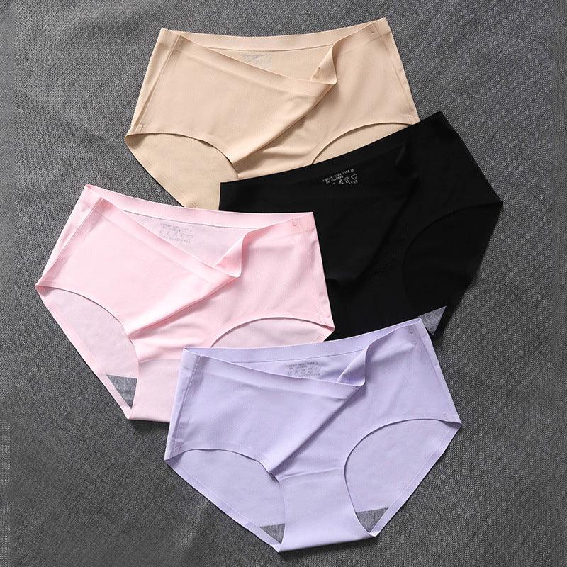 Vier nahtlose Damenunterhosen in Beige, Schwarz, Rosa und Lila auf grauem Hintergrund.