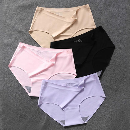 Vier nahtlose Damenunterhosen in Beige, Schwarz, Rosa und Lila auf grauem Hintergrund.