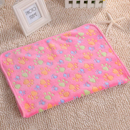 Rosa Fleece-Haustierdecke mit bunten Pfotenabdrücken, weich und warm für Katzen und Hunde.