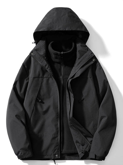 Komplett schwarze Variante der Jacke ohne Kontrastpartien, offener Reißverschluss gibt das schwarze Fleece-Innenfutter frei, Frontansicht mit Kapuze. 2