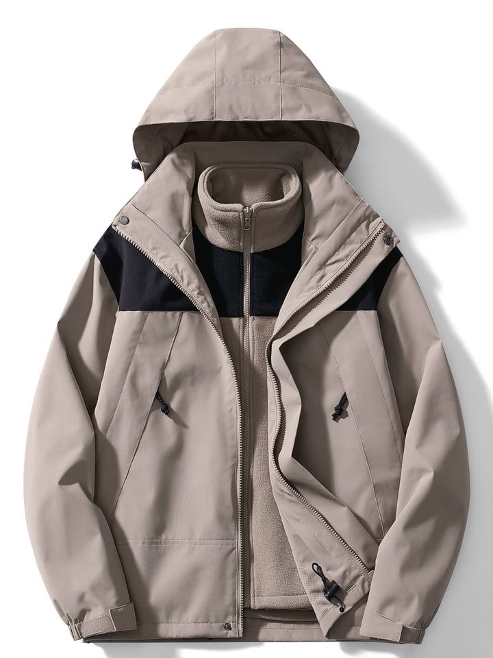 Taupe-beige Variante mit schwarzen Schulterpartien, offen getragen, darunter das farblich passende Fleece-Innenfutter, Frontansicht mit Kapuze. 4