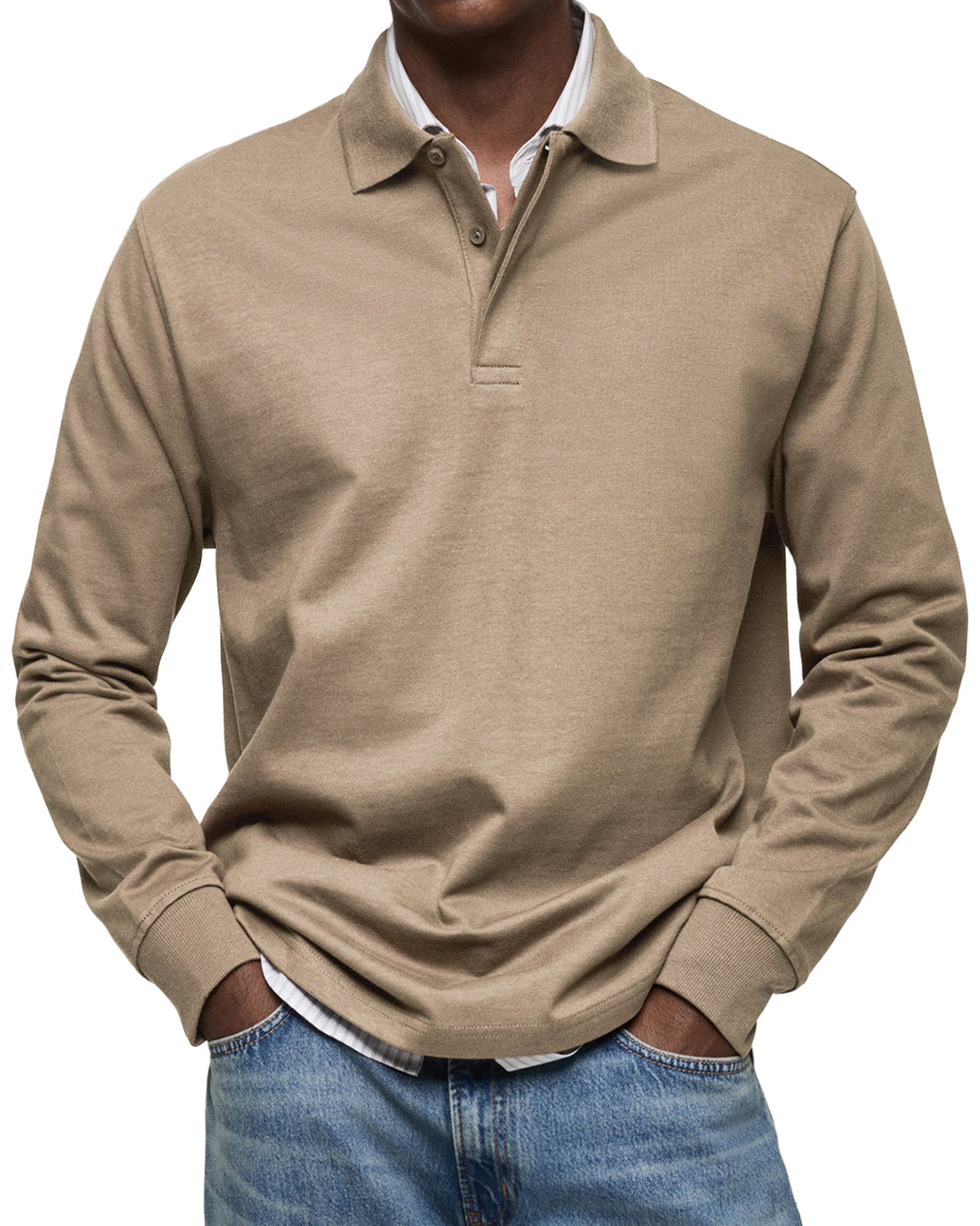 Langarm-Poloshirt in Beige am Model von vorn, mit Jeans kombiniert und gestreiftem Hemd darunter. 8