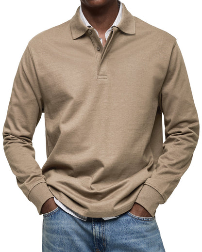 Langarm-Poloshirt in Beige am Model von vorn, mit Jeans kombiniert und gestreiftem Hemd darunter. 8
