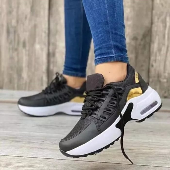 Schwarze Sneaker mit goldenen Akzenten, Damen, Freizeitschuhe, Holzoptik-Hintergrund
