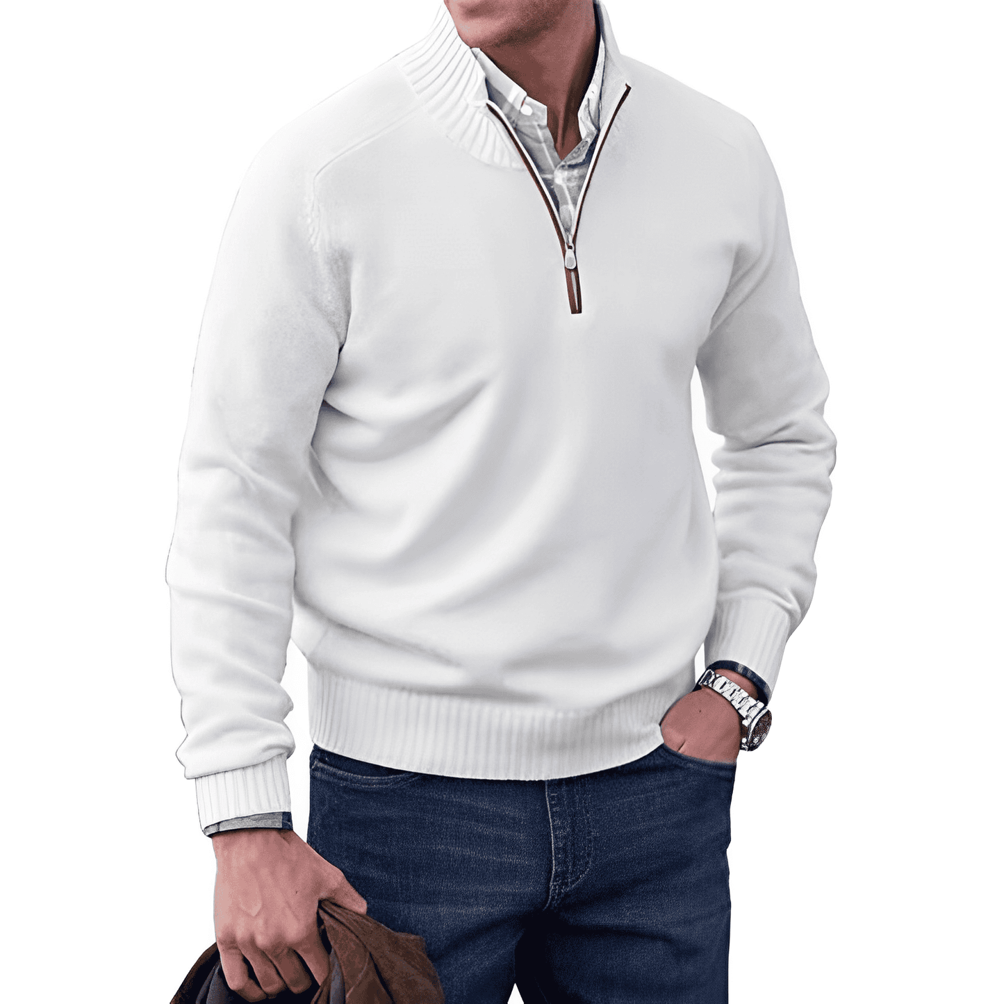 Mann in weißem Pullover mit Reißverschluss, blaue Jeans, hält braune Jacke, modisch, elegant.