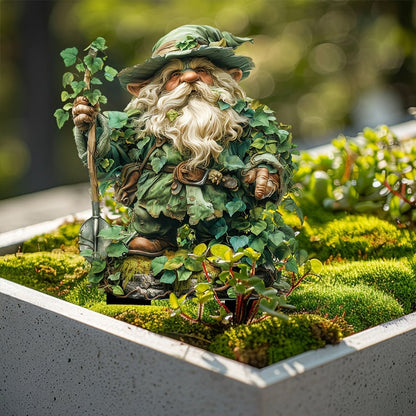 Gartenwichtel mit Spaten und Efeu steht in einem Betontrog mit Moos und kleinen Pflanzen. 15