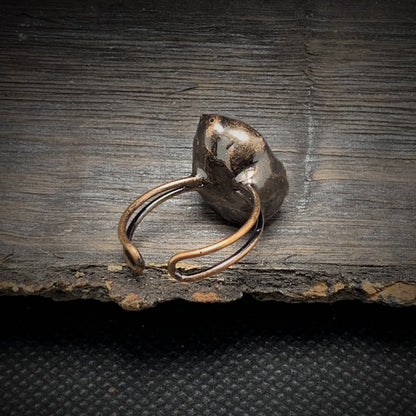 Antiker Silberring mit rustikalem Design auf Holzoberfläche, handgefertigter Schmuck.