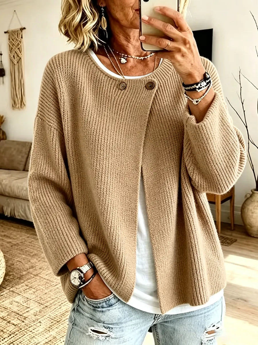 Frau im sandfarbenen Rippstrickcardigan mit zwei Knöpfen am Ausschnitt macht ein Spiegelselfie, darunter weißes Shirt 1