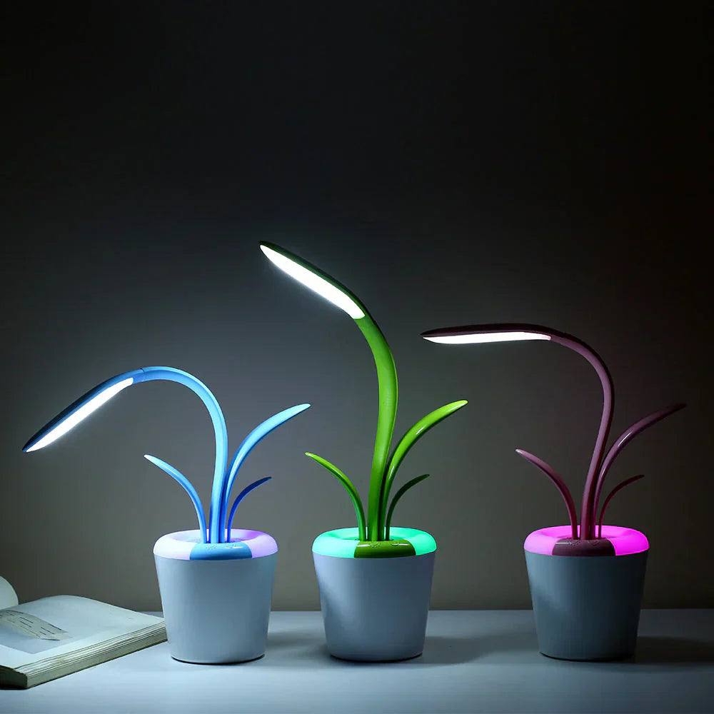 Drei LED-Pflanzenlampen in Blau, Grün und Rosa, modern, energiesparend, dekorativ.