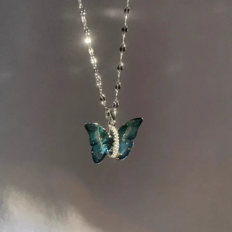 Silberne Schmetterlingskette mit blauem Anhänger, eleganter Schmuck für Damen.