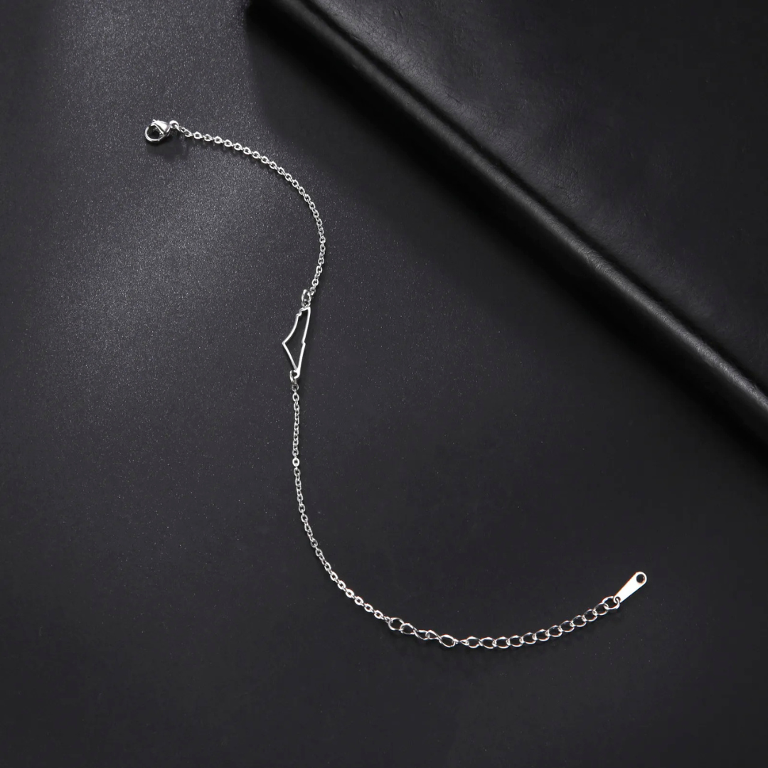 Silberne Armbandkette auf schwarzem Hintergrund, minimalistisch, elegant, Schmuckdesign.