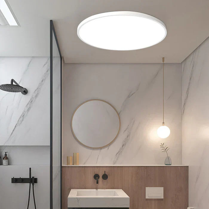 Moderne runde LED-Deckenleuchte im Badezimmer, weiß, energiesparend, minimalistisches Design.