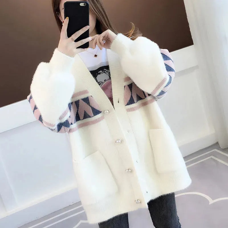 Frau in weißer Strickjacke mit geometrischem Muster, Selfie, modisch, Winterkleidung.