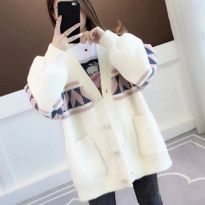 Frau in weißer Strickjacke mit geometrischem Muster, Selfie, modisch, Winterkleidung.