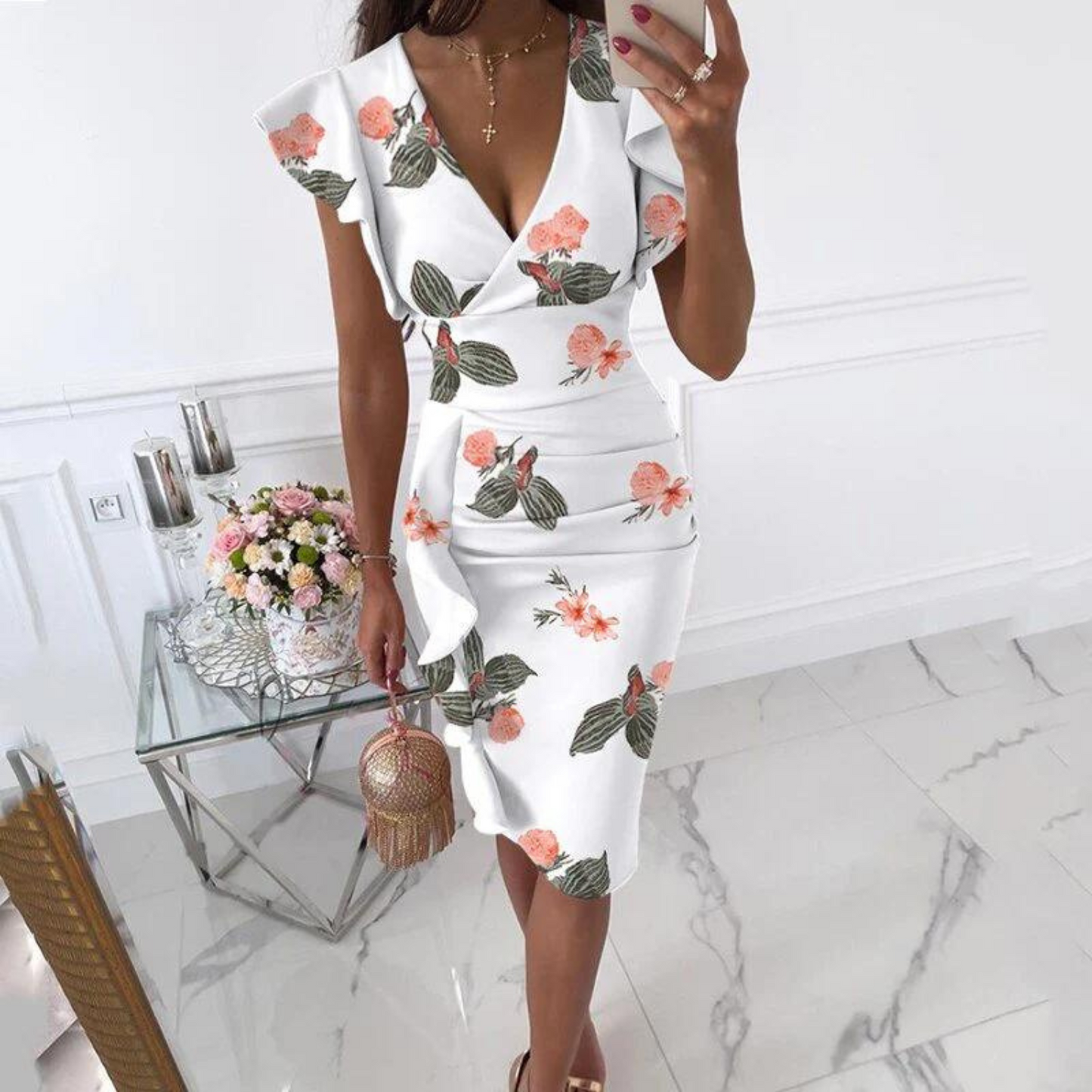 Frau in weißem Blumenkleid mit Rüschen, rosa Blumenmuster, elegantes Sommeroutfit, Spiegelselfie.