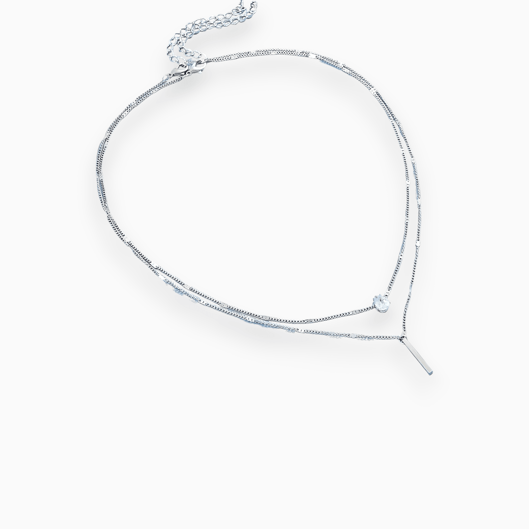 Silberne Halskette mit Anhänger, elegantes Design, Damen-Schmuck, modisches Accessoire.
