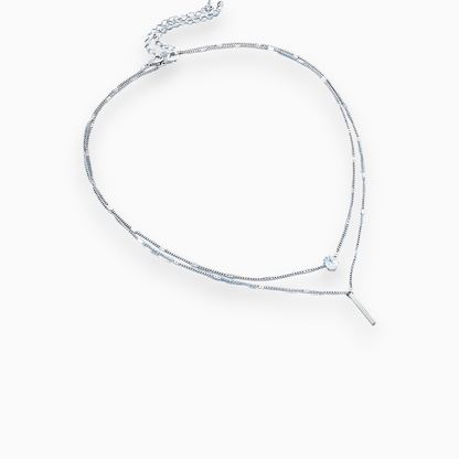 Silberne Halskette mit Anhänger, elegantes Design, Damen-Schmuck, modisches Accessoire.