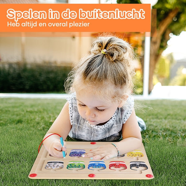 Mädchen spielt auf Rasen mit Holzspielzeug, Lernspiel, draußen, Sommer, Kinderaktivität.