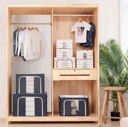 Offener Kleiderschrank aus Holz mit Kleidung, Aufbewahrungsboxen und Pflanzen, modern und stilvoll.