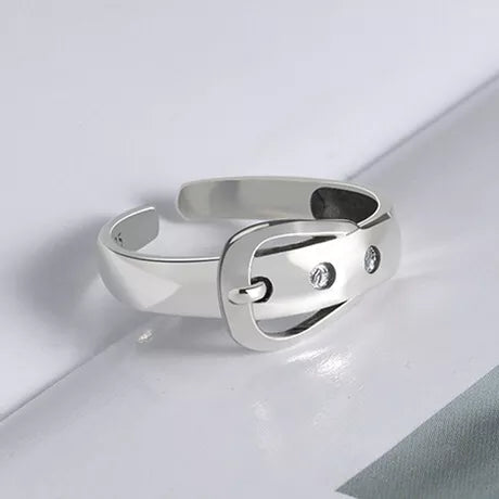 Silberner Armreif mit Schnallen-Design und Strasssteinen, modisches Schmuckstück für Damen.