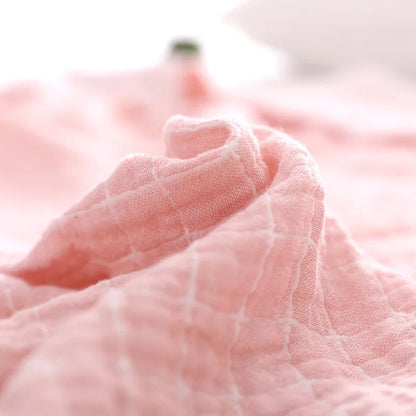 Rosa Musselin-Stoff, weiche Textur, kariertes Muster, ideal für Babydecken und Kleidung.